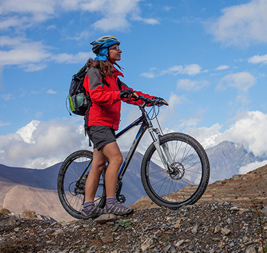Vélo de montagne outdoor sky ground bicycle wheel sports equipment man bike bicycle helmet wheel land vehicle mountain vehicle transport bicycle rocky bicycles--equipment and supplies cycle sport cycling dirt backpack Luggage and bags person cycle Land vehicle Vehicle